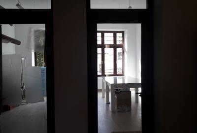 Cladire mixta cu spatii la parter si numeroase incaperi -central - 12