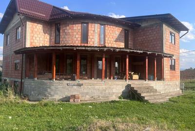 Casǎ spațioasă de vânzare  demisol, parter , etaj - 11