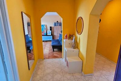 Apartament cu 3 camere decomandat, mobilat în Est
