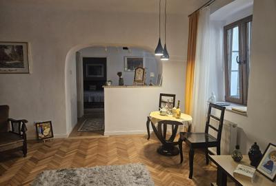 Apartament cu 3 camere nedecomandat în Centrul Istoric