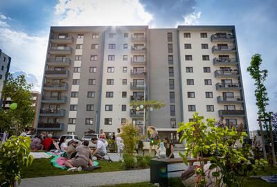 Apartament cu 3 camere decomandat în Tractorul