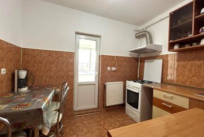 De inchiriat - Apartament decomandat, etaj 3/4 - zona Sub Stadion - 3