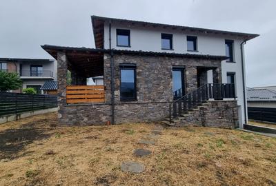 Casă individuală cu 5 camere în Valea Adâncă