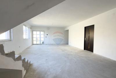 Casă / Vilă cu 8 camere de vânzare în zonă centrală - Urlati - 5