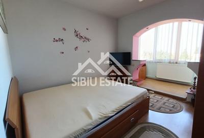 Apartament de vanzare cu 3 camere, decomandat -55 mp. balcon, pivnita - 16