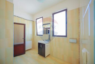 De vânzare pensiune cu restaurant, teren 4.750 mp – Băile 1 Mai - 31