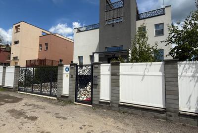 Casă individuală cu 6 camere în Balotești