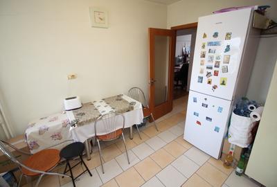 3 camere cu living de 31 mp, dormitoare de 14 și 12, bucătărie de 10,  centrală - 8