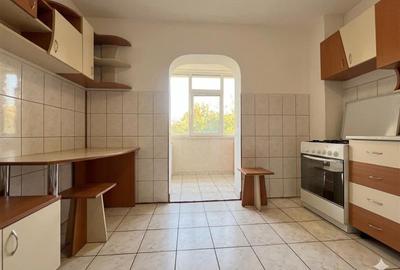 Apartament cu 3 camere decomandat, situat în cartierul Nicolina 2 - 8