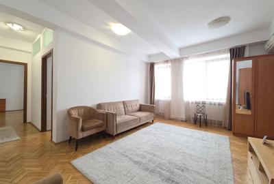 Apartament cu 3 camere semidecomandat, mobilat în P-ța Victoriei