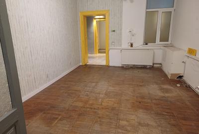 Vânzare apartament  pretabil cabinet,  birou 2 camere pe str.Horea - 3