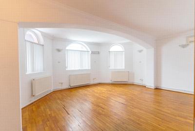 Casă cu 9 camere în Mihai Bravu