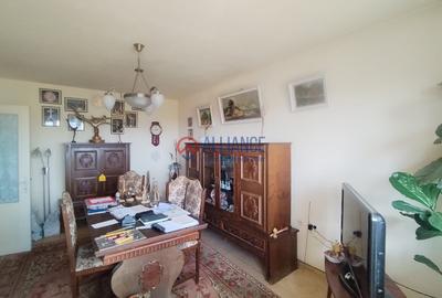 Apartament cu 4 camere decomandat în Casa de Cultură