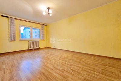 Apartament cu 3 camere decomandat în Nicolina