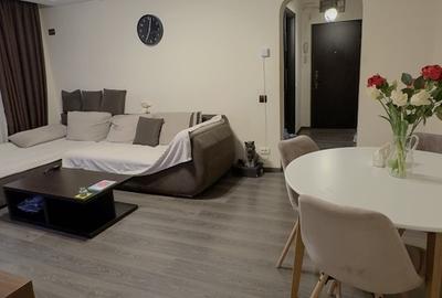 Apartament cu 4 camere semidecomandat, mobilat în Costin Georgian
