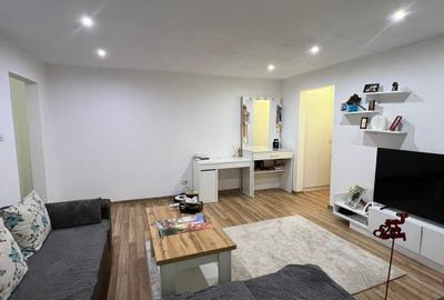 Apartament cu 3 camere semidecomandat, mobilat în Lipovei