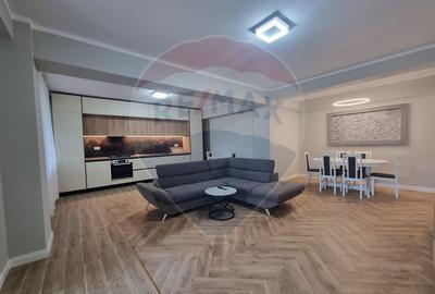 Apartament cu 3 camere decomandat, mobilat în Central