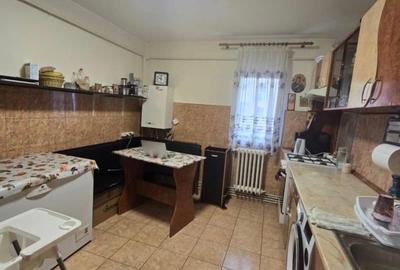 Etaj 1 - 2 camere decomandat - zona Dacia - Sc. G . Cosbuc - 2