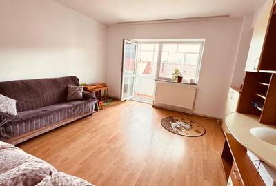 Apartament cu 3 camere decomandat în Răcădău