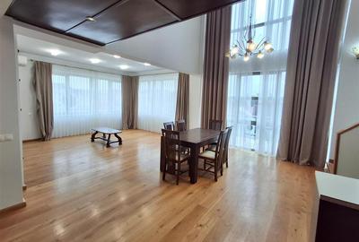 Apartament cu 4 camere semidecomandat în Central