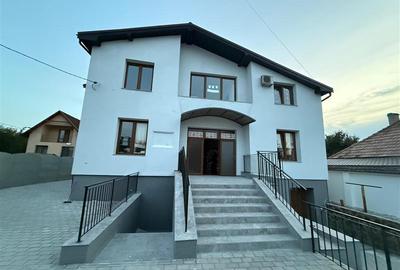 De inchiriat spatiu birouri, 10 birouri , 4 bai, garaj, 4 bai si teren 10 arii,S - 3