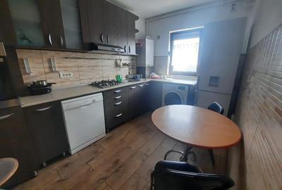Apartament cu 3 camere semidecomandat, mobilat în Sebastian