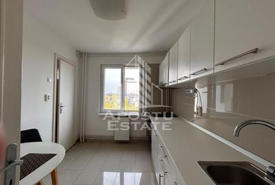 Apartament cu 3 camere semidecomandat, mobilat în Central