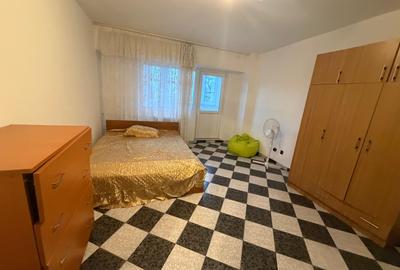 Piata Muncii 1 minut metrou - vedere spate - bloc 1986 - 1