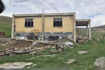 Stejeris are un teren de 3388000 de metri pătrați, din care 5000 de metri pătraț - 3