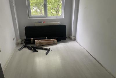 Apartament 3 camere , zona centrala Inspectoratul Scolar,  et 4 4, decomandat , - 14