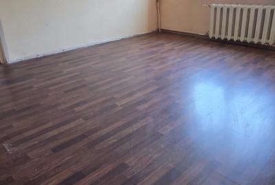 Apartament 3 camere - Navodari - 63.000 euro (Cod E12) - 2