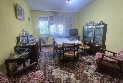 Apartament cu 3 camere semidecomandat în Micro 16