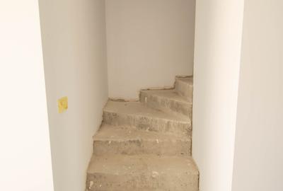 Vila alipita, impecabil executata, teren 350mp, preechipare AC - 25