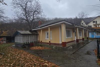 Casa batraneasca cu teren 1000mp - 1