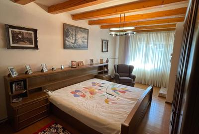 Refugiul Tău Verde: Casă Spațioasă cu Livadă, Anexe și Panouri Solare - 11