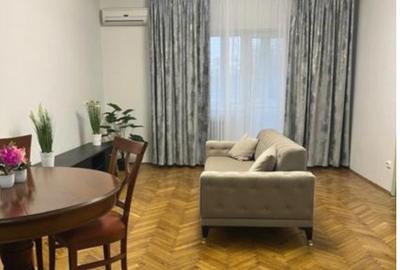 Apartament cu 3 camere semidecomandat, mobilat în P-ța Romană