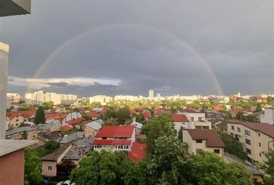 Apartament cu 3 camere semidecomandat, mobilat în 1 Mai