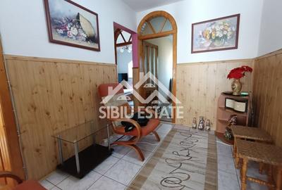 Apartament de vanzare cu 3 camere, decomandat -55 mp. balcon, pivnita - 4
