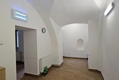 Inchiriez spatiu comercial cu alimentatie publica,26m,parter,Piata Mare,in curte - 1