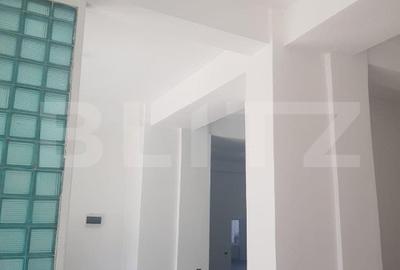 Spațiu comercial, de 680.00 mp, în Central