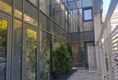 Apartament cu 4 camere semidecomandat, mobilat în Unirii