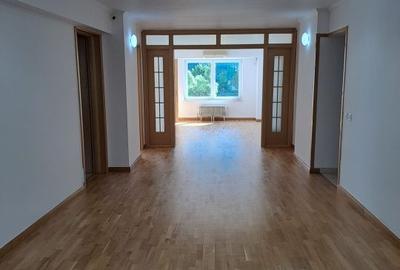 Apartament cu 4 camere semidecomandat în Splaiul Unirii