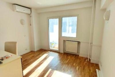 Apartament cu 4 camere decomandat, mobilat în P-ța Romană