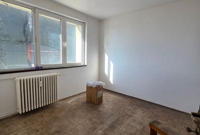 Apartament cu 3 camere semidecomandat în Grivița