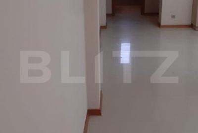 Birou, de 64.00 mp, în Nord