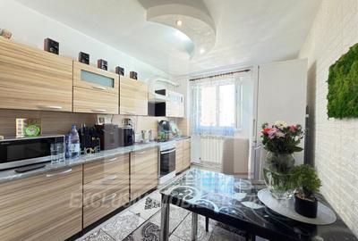 Apartament cu 2 camere semidecomandat, mobilat în Cetate