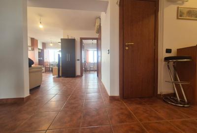 Apartament cu 3 camere decomandat, mobilat în Dacia
