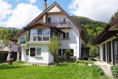 Casă individuală cu 16 camere în Cheia