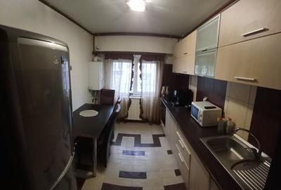 Apartament cu 3 camere decomandat, mobilat în Dacia