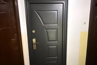 Apartament cu 3 camere semidecomandat, mobilat în Micro 40